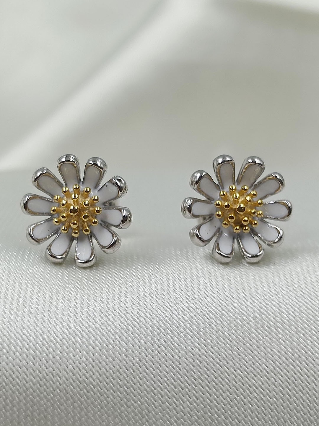 

AMONROO 925 Sterling Silver Rhodium-Plated Floral Shaped Studs, White