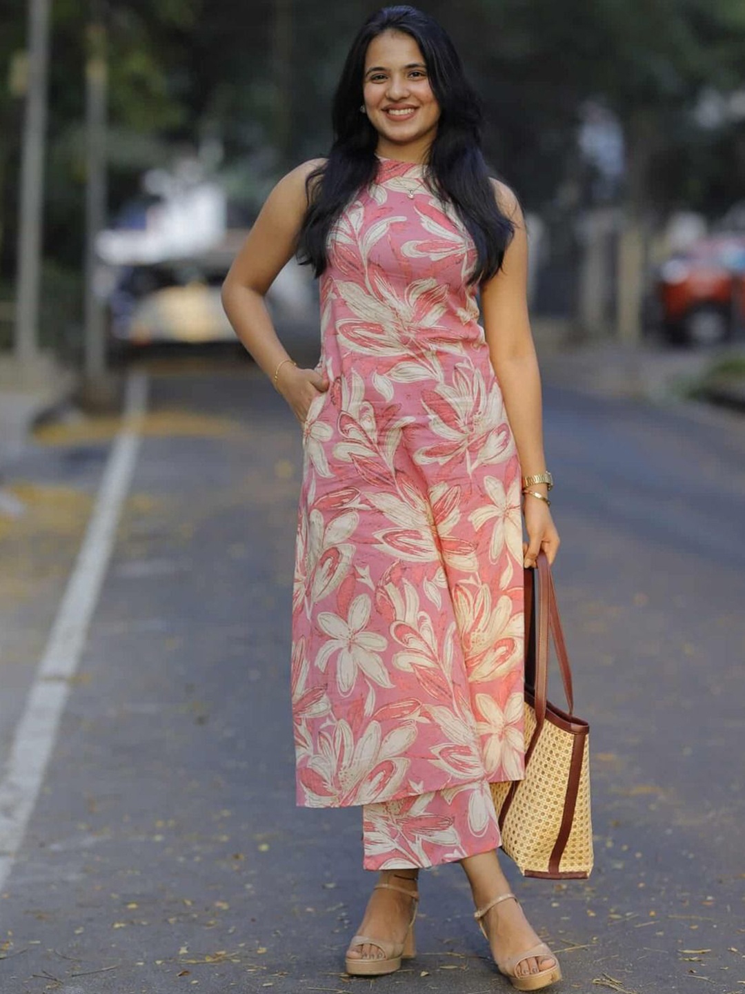 

GoSriKi Floral Printed Round Neck A-Line Kurta With Palazzo, Pink