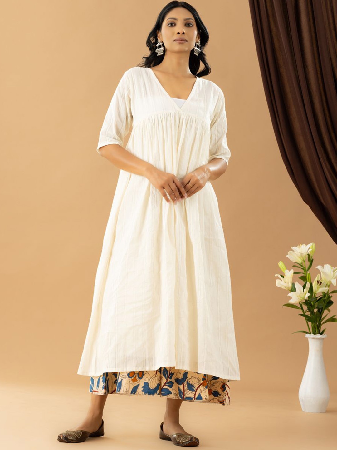 

HANDIKART Geometric Self Design V-Neck Empire Kurta With Palazzo, White