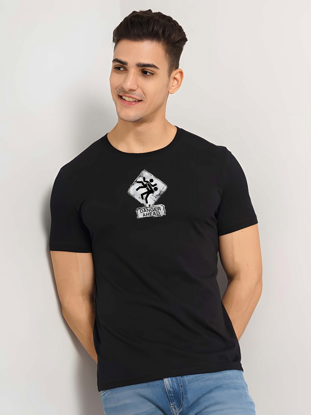 

BOWLIFESTYLE Men Graphic Printed Round Neck Pure Cotton T-shirt, Black