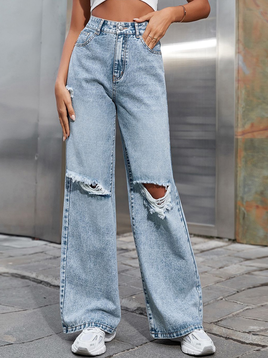 

StyleCast Women Straight Fit Slash Knee Light Fade Jeans, Blue