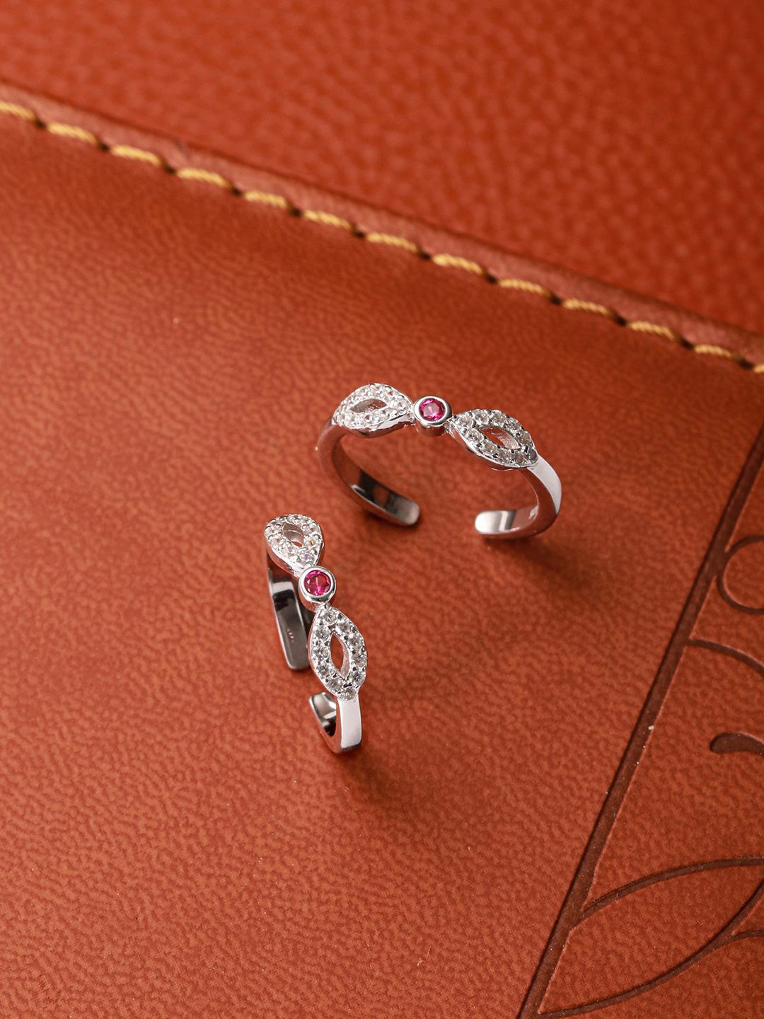 

SARAF SILVERETZ 925 Sterling Silver-Plated AD-Studded Bow Shaped Minimal Toe Ring