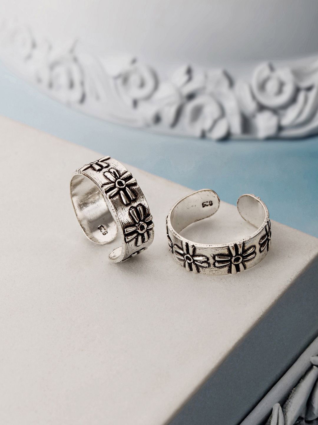 

SARAF SILVERETZ 925 Sterling Silver -Plated Oxidised Embossed Leafy Toe Ring