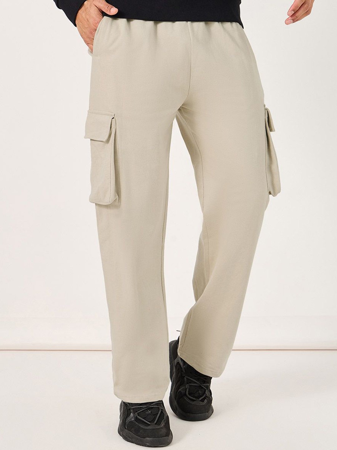 

Styli Men Solid Oversized Fit Cargo Jogger, Cream