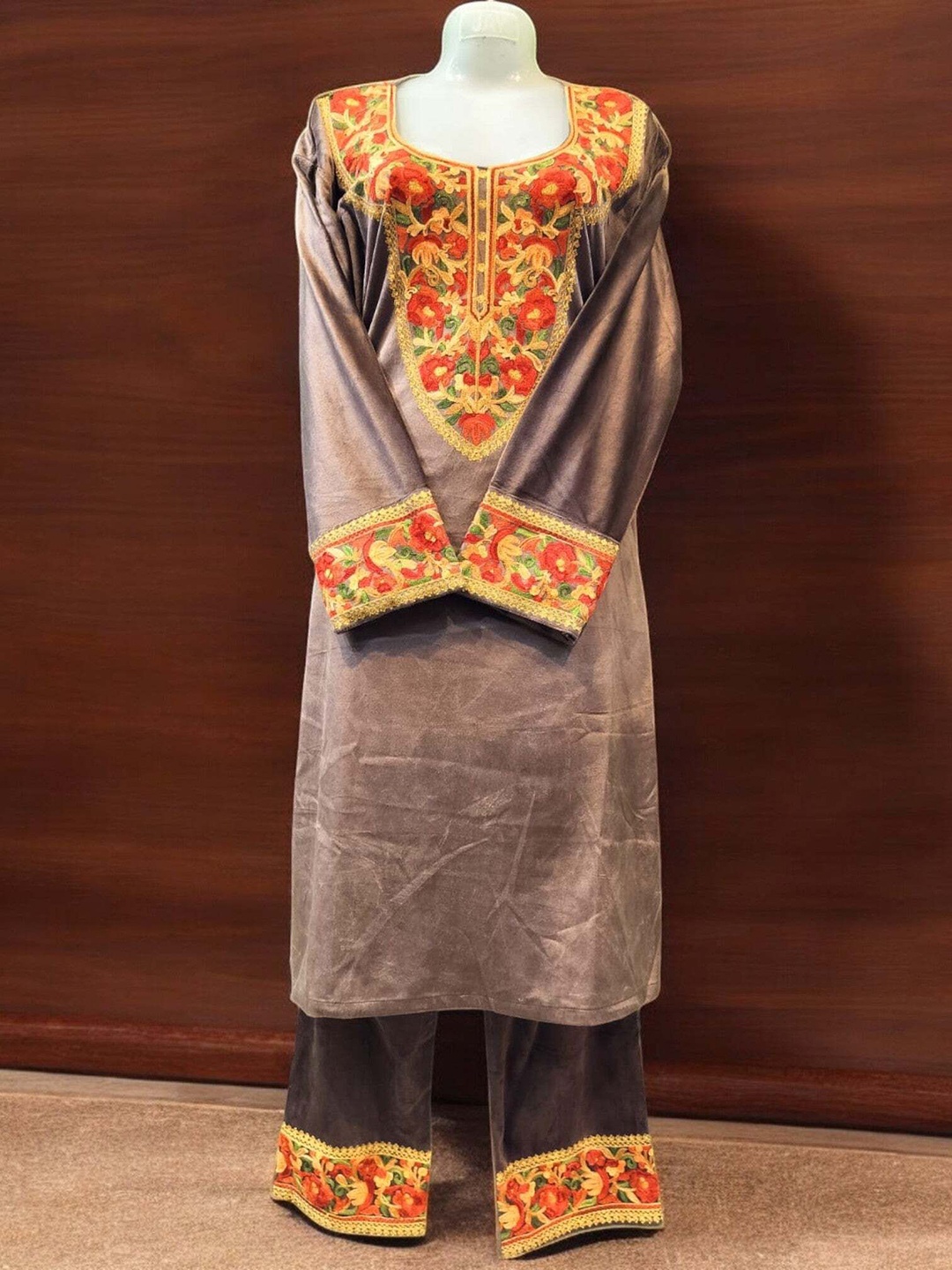 

REET MAHAL Women Floral Embroidered Regular Beads and Stones Velvet Kurta with Trousers, Brown