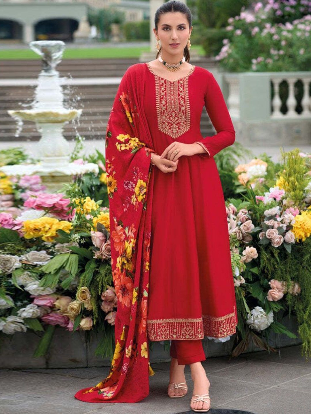 

REET MAHAL Floral Embroidered V-Neck Sequinned Straight Kurta With Trouser And Dupatta, Red