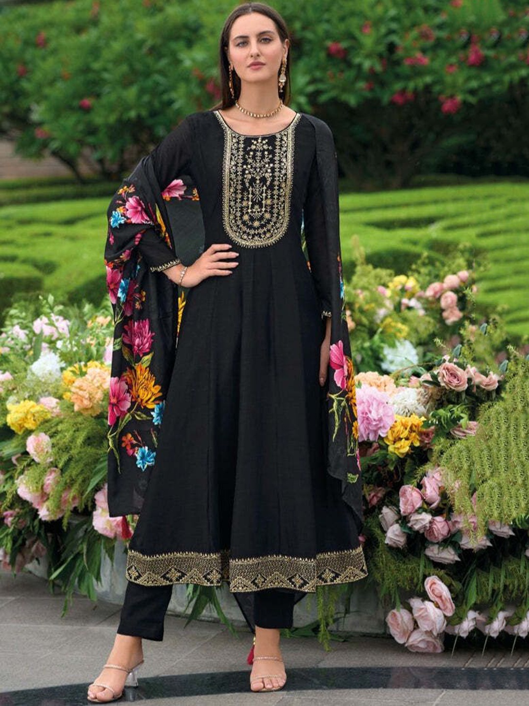 

REET MAHAL Floral Embroidered Round Neck Sequinned Straight Kurta With Trouser And Dupatta, Black