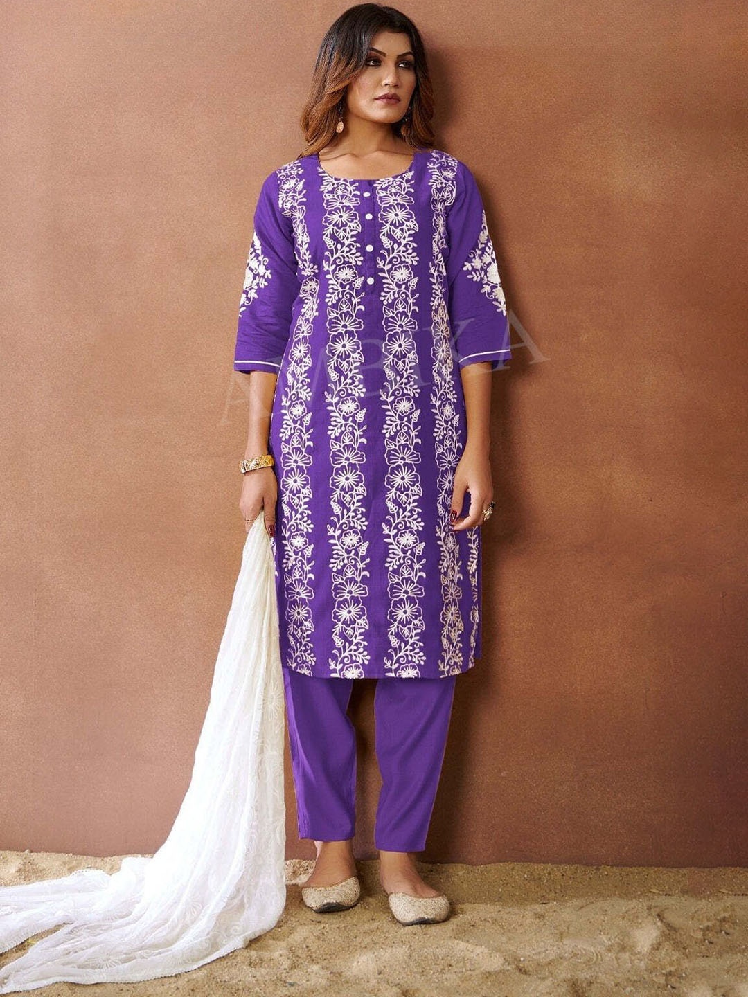 

REET MAHAL Floral Embroidered Round Neck Straight Kurta With Trouser, Violet