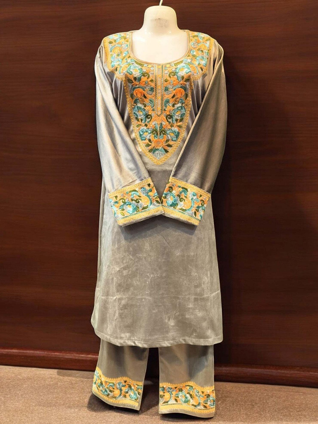 

REET MAHAL Women Floral Embroidered Regular Beads and Stones Velvet Kurta with Trousers, Grey
