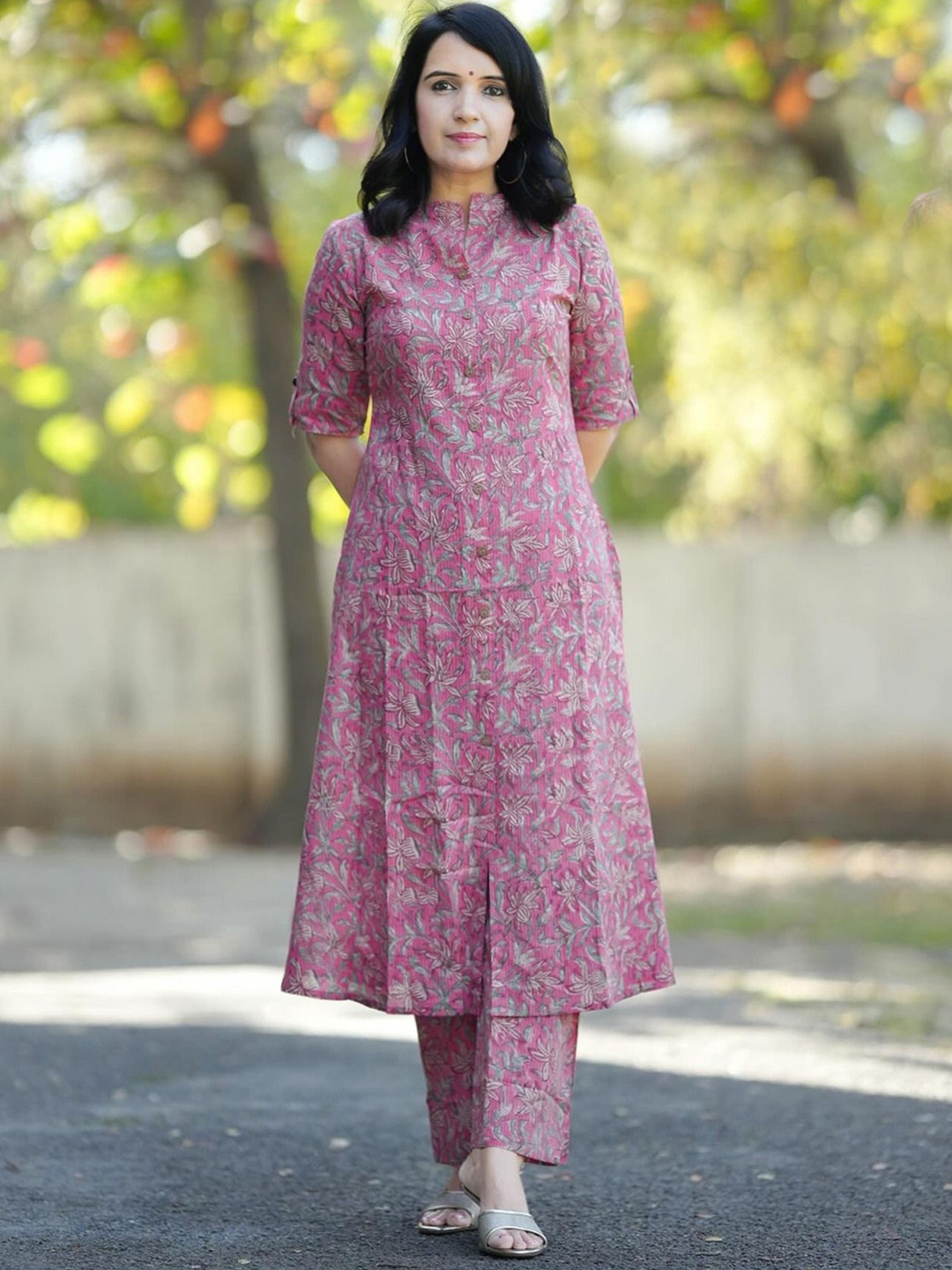 

KALINI Floral Printed Mandarin Collar Straight Kurta With Trousers, Pink