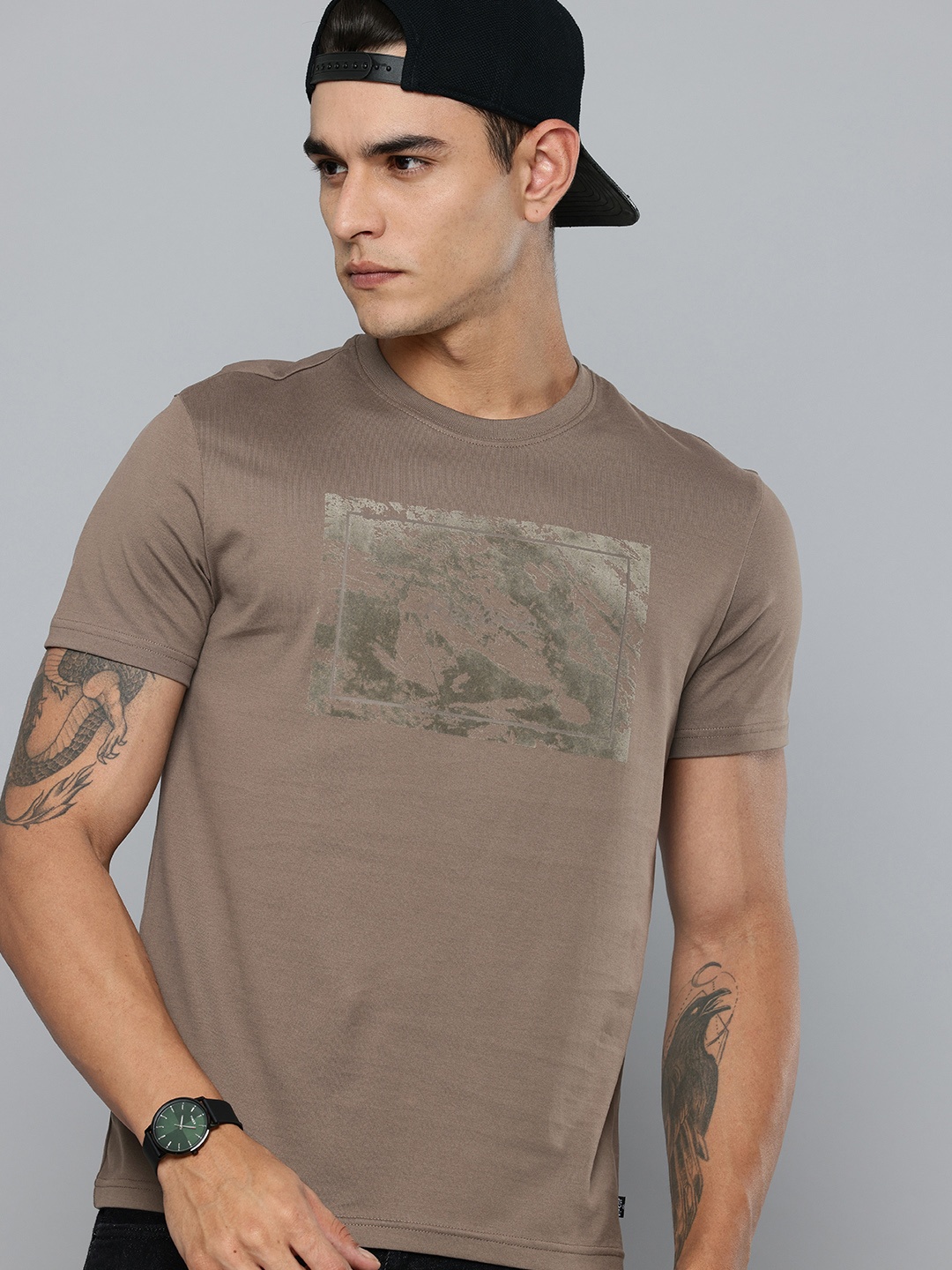 

Levis Pure Cotton Graphic Printed Slim Fit T-shirt, Brown