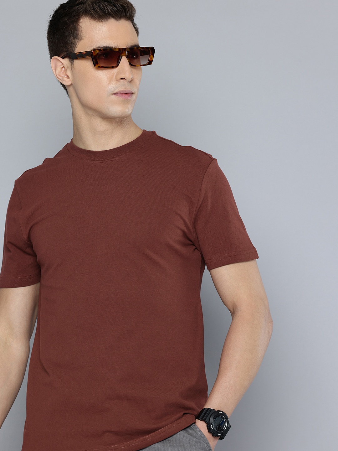 

Levis Slim Fit Solid T-shirt, Brown