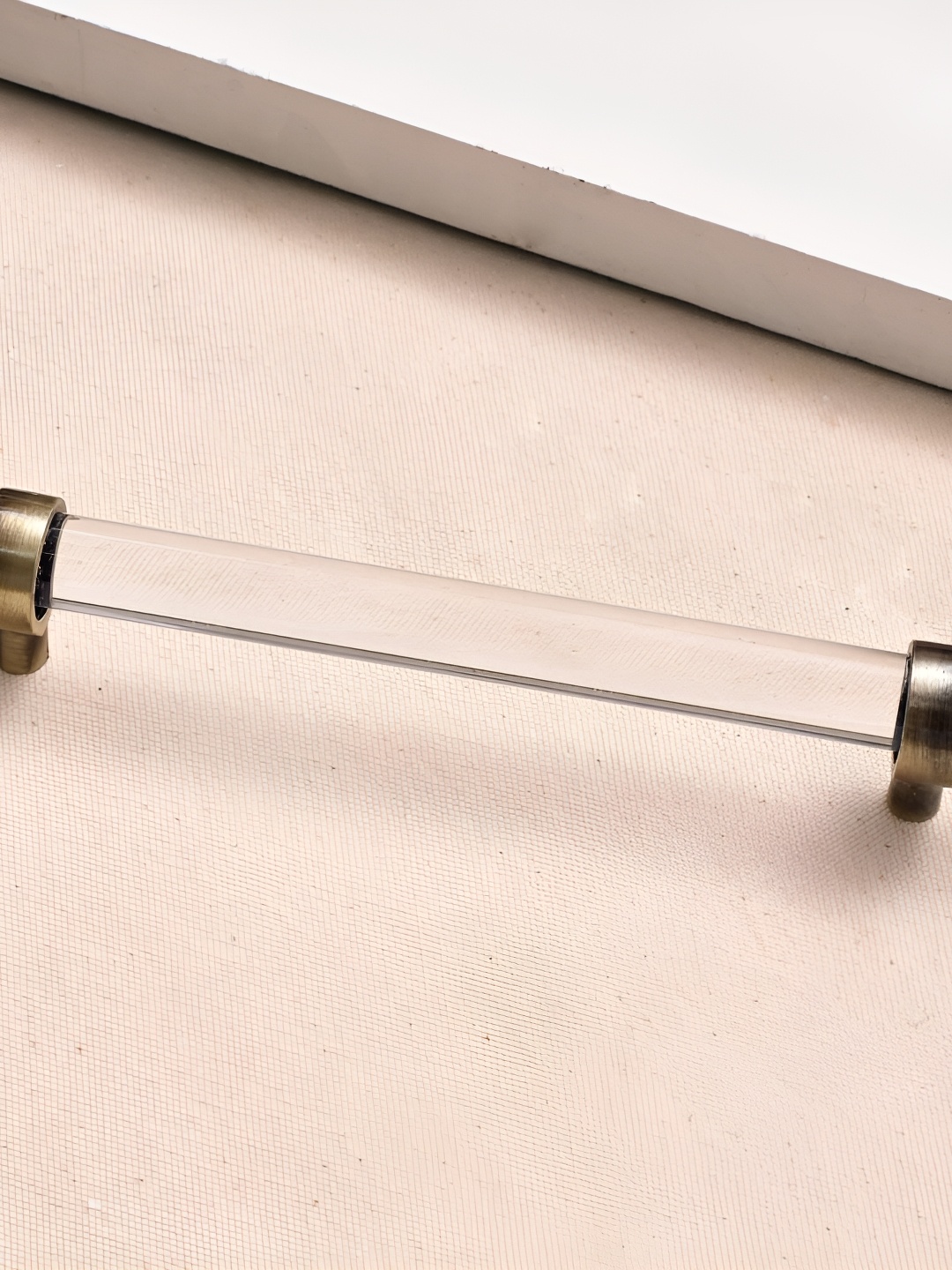 

Indianshelf Transparent & Silver-Toned Glass & Metal Door Handle