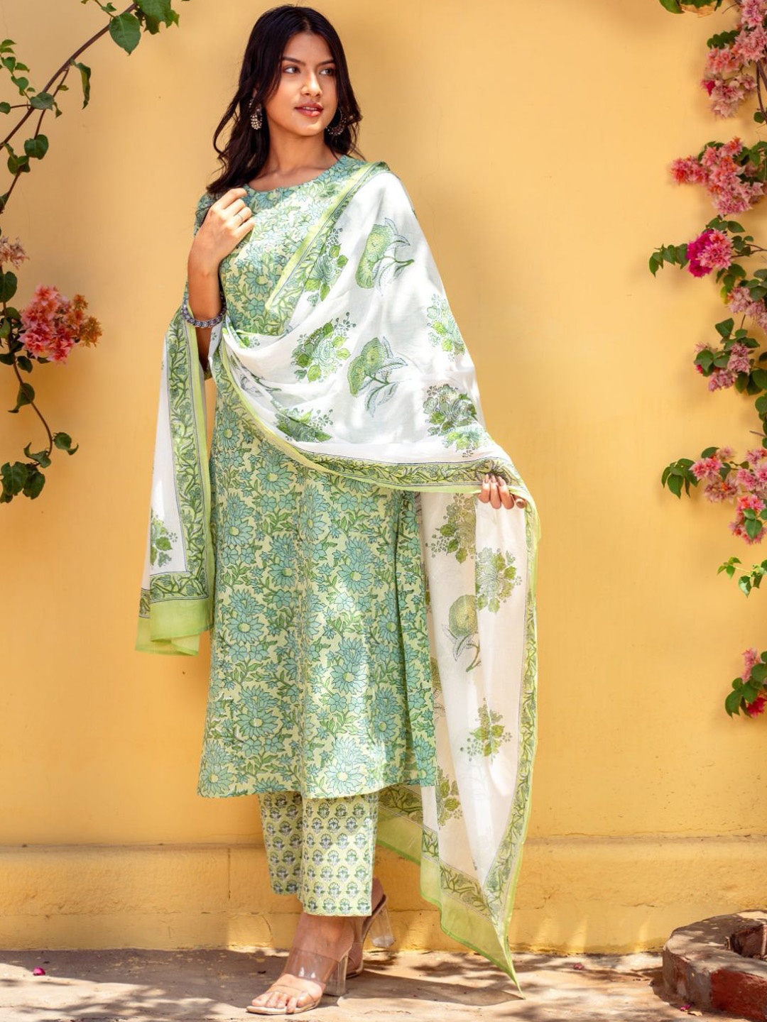 

all about you Floral Printed Round Neck Straight Kurta With Trousers & Dupatta, Green