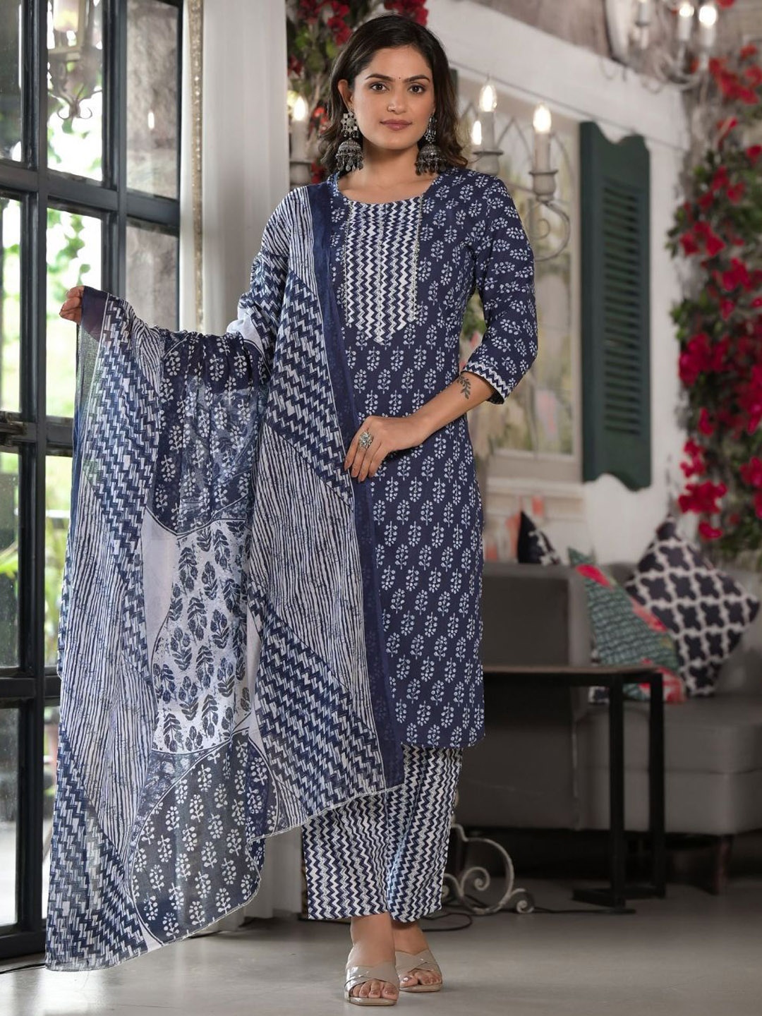 

all about you Blue Floral Printed Round Neck Straight Kurta With Trousers & Dupatta