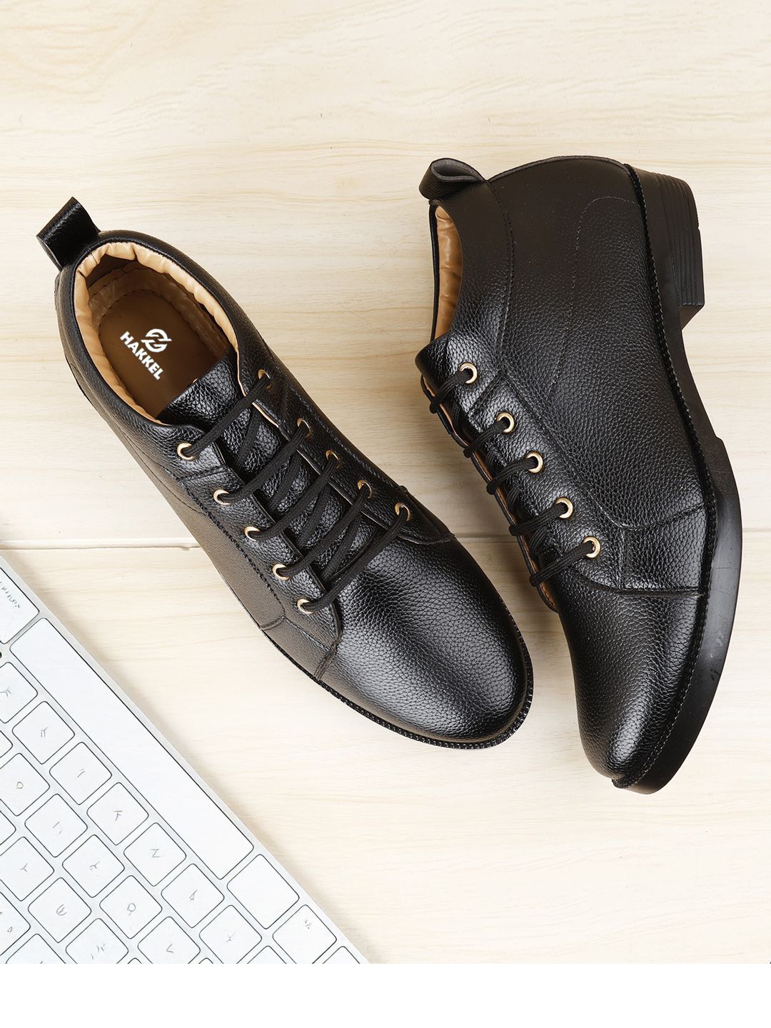 

HAKKEL Men Textured Sneakers, Black