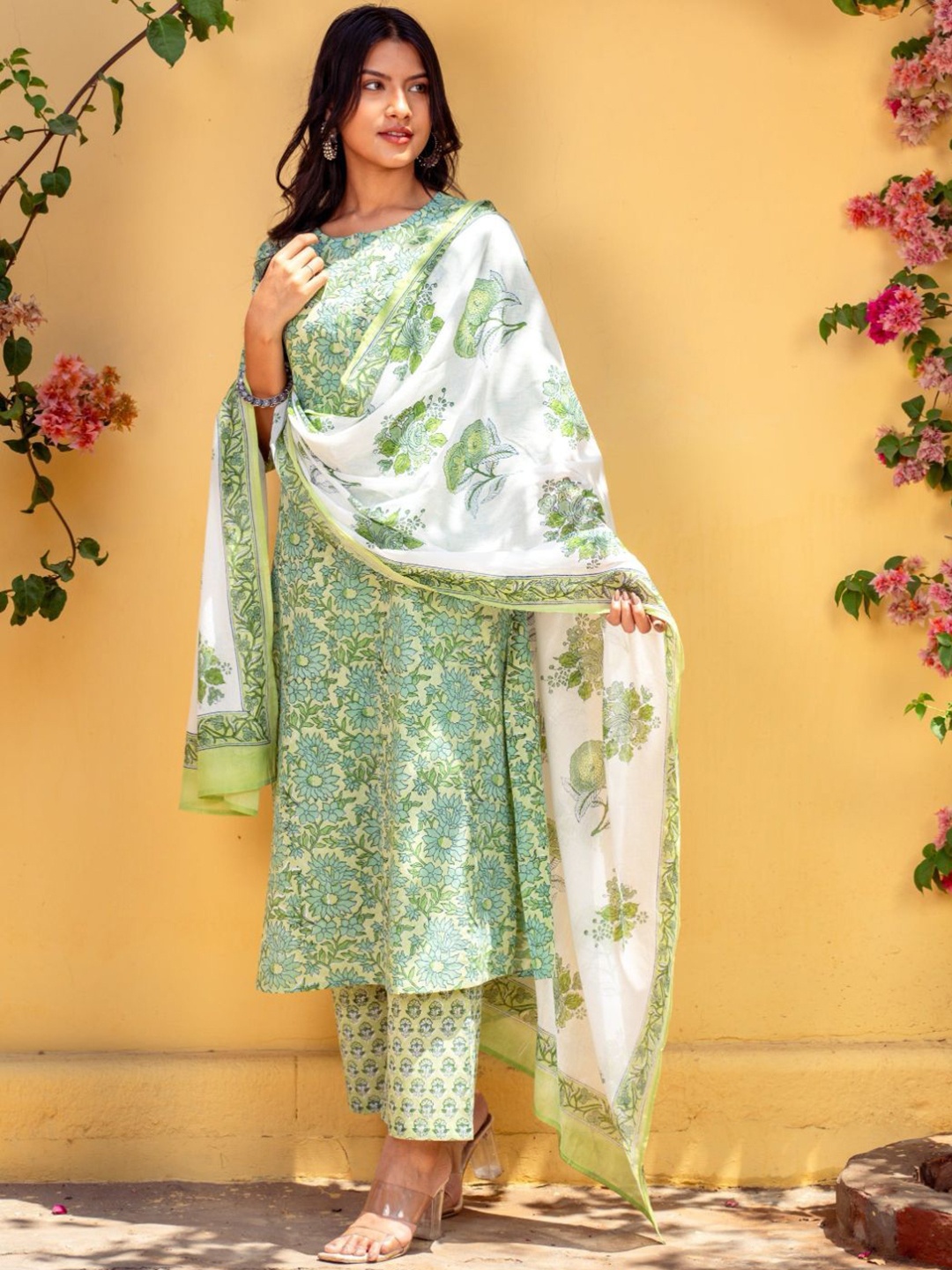 

NAINVISH Floral Printed Round Neck Straight Kurta With Trousers And Dupatta, Green