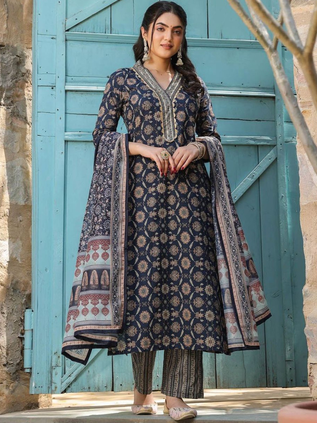 

NAINVISH Floral Printed V-Neck Straight Kurta With Trousers And Dupatta, Blue