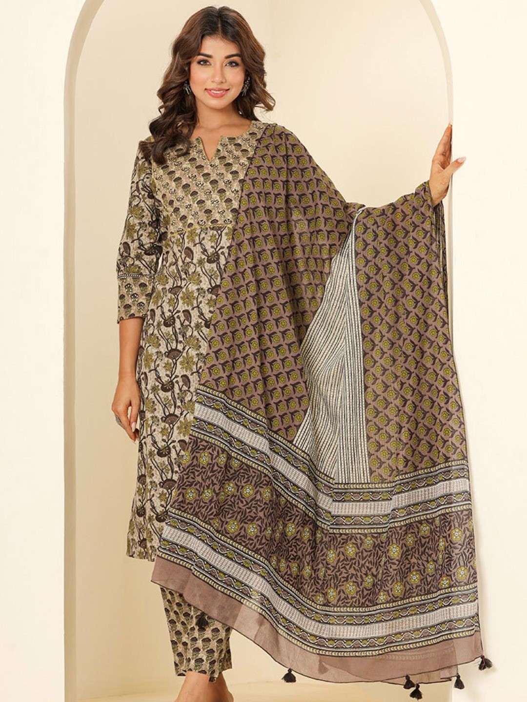 

NAINVISH Floral Printed Notch-Neck Straight Kurta With Trousers And Dupatta, Brown