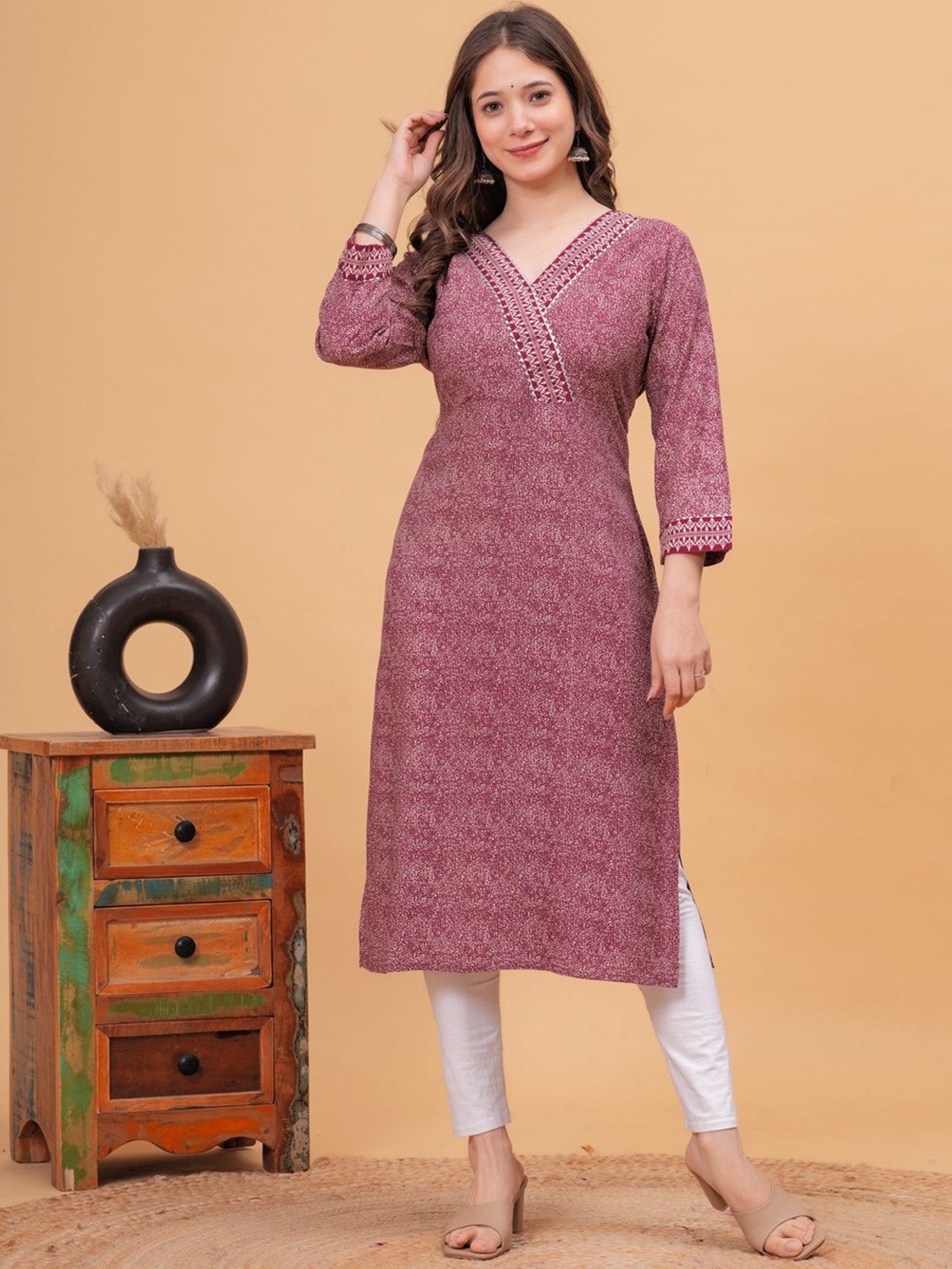 

DRESSAR Abstract Printed V-Neck Straight Kurta, Pink