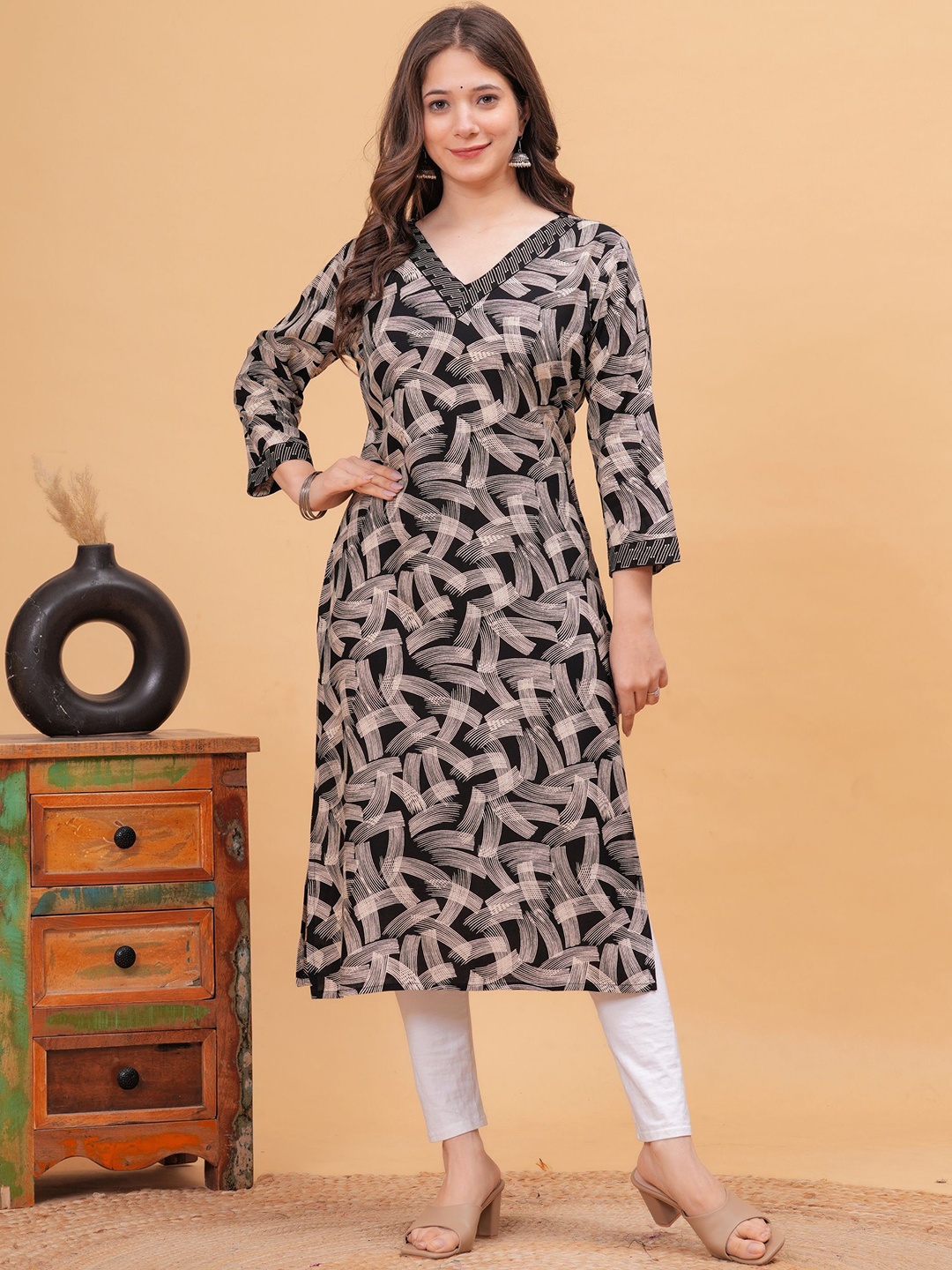 

DRESSAR Abstract Printed V-Neck Straight Kurta, Black