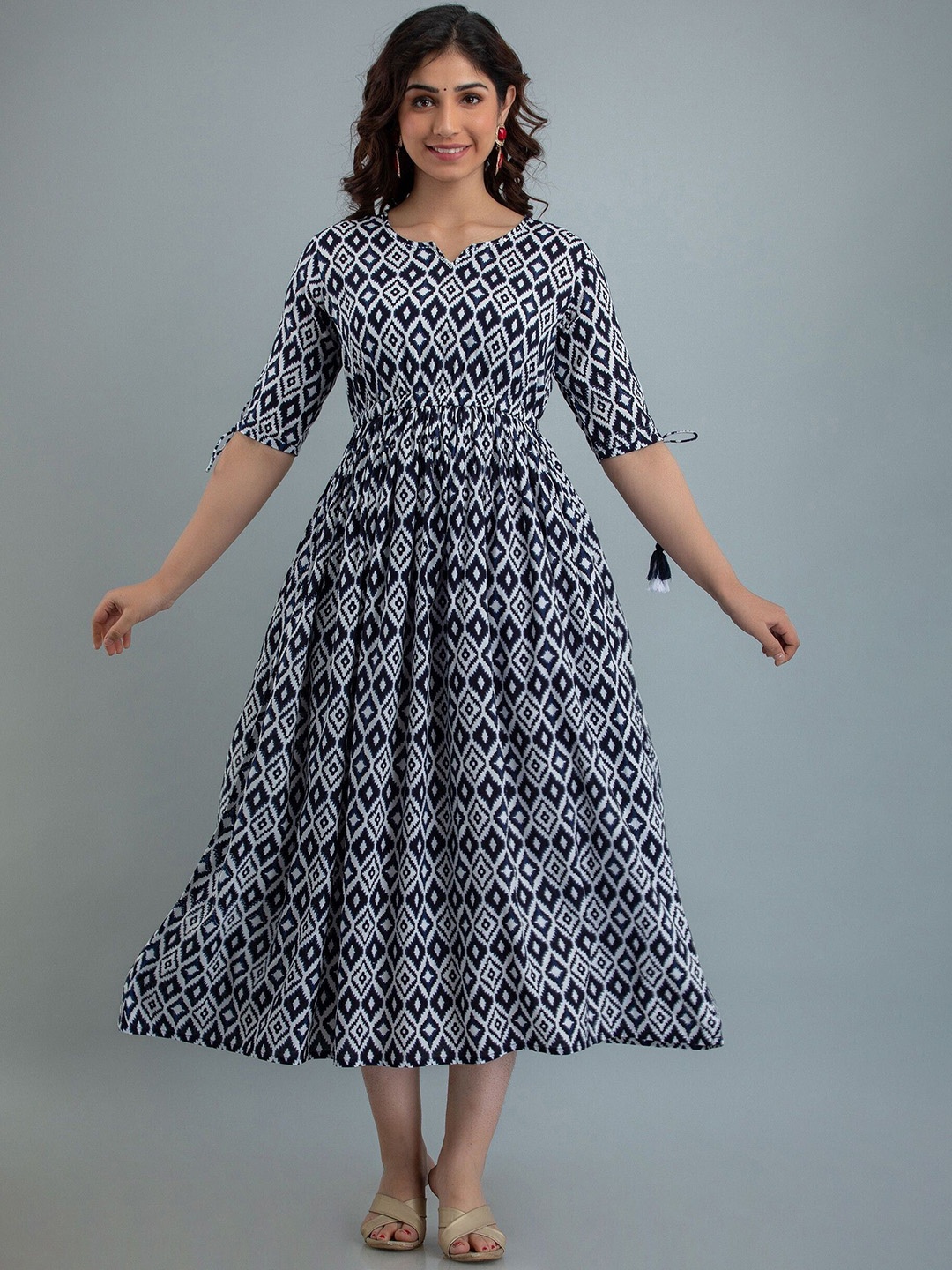 

Smartyhub Geometric Printed Notch Neck A-Line Pleated Kurta, Blue