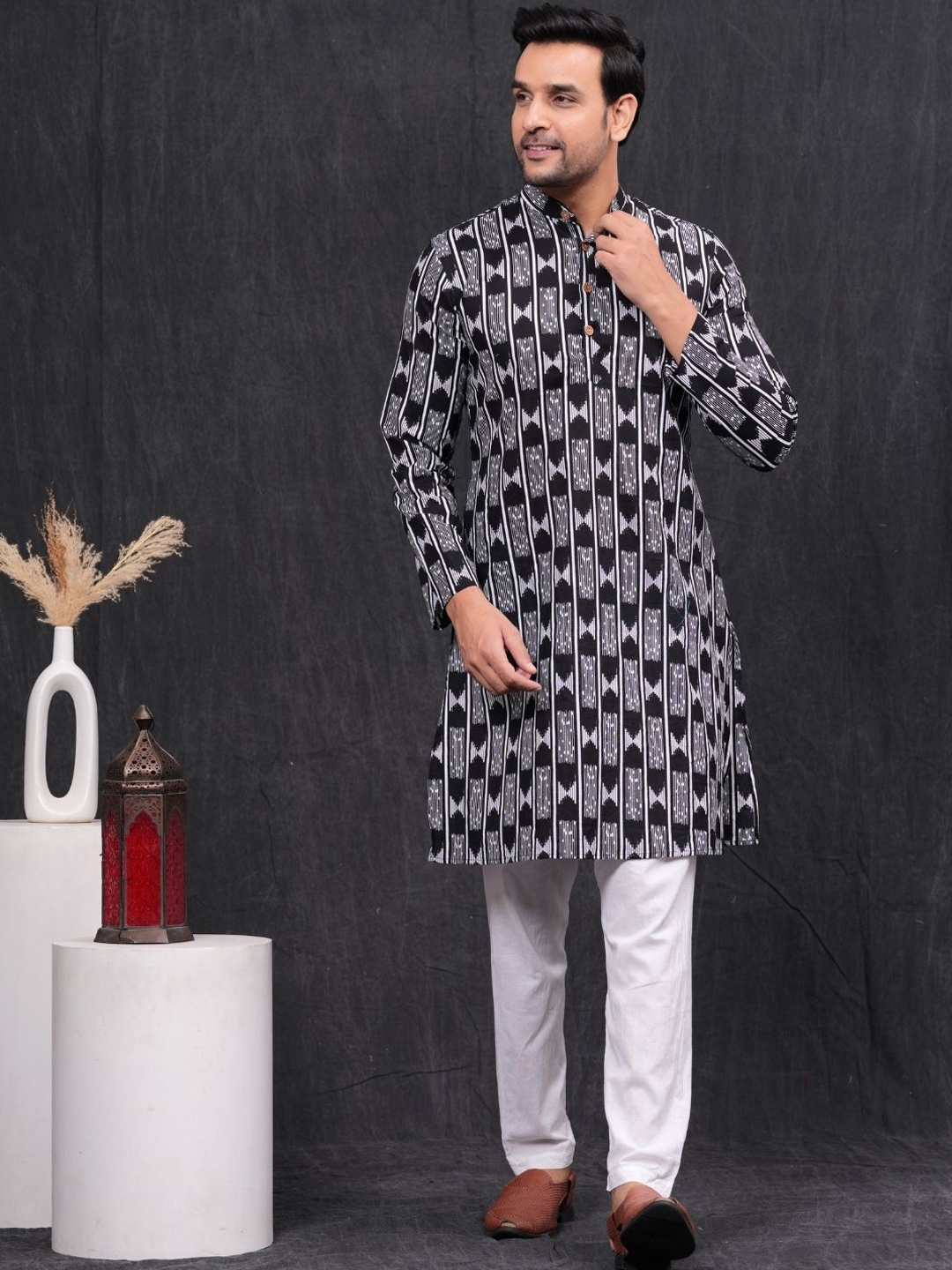 

Hues Fab Geometric Printed Mandarin Collar Pure Cotton Kurta with Pyjam, Black
