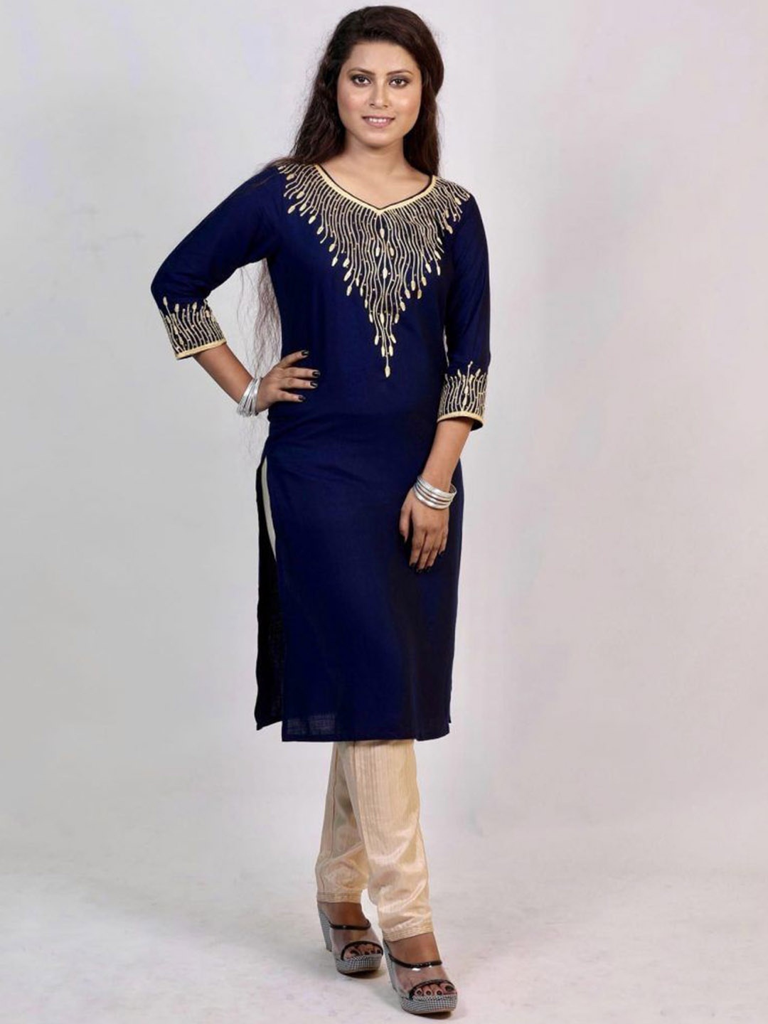 

La Trendzo Geometric Embroidered V-Neck Straight Kurta, Navy blue