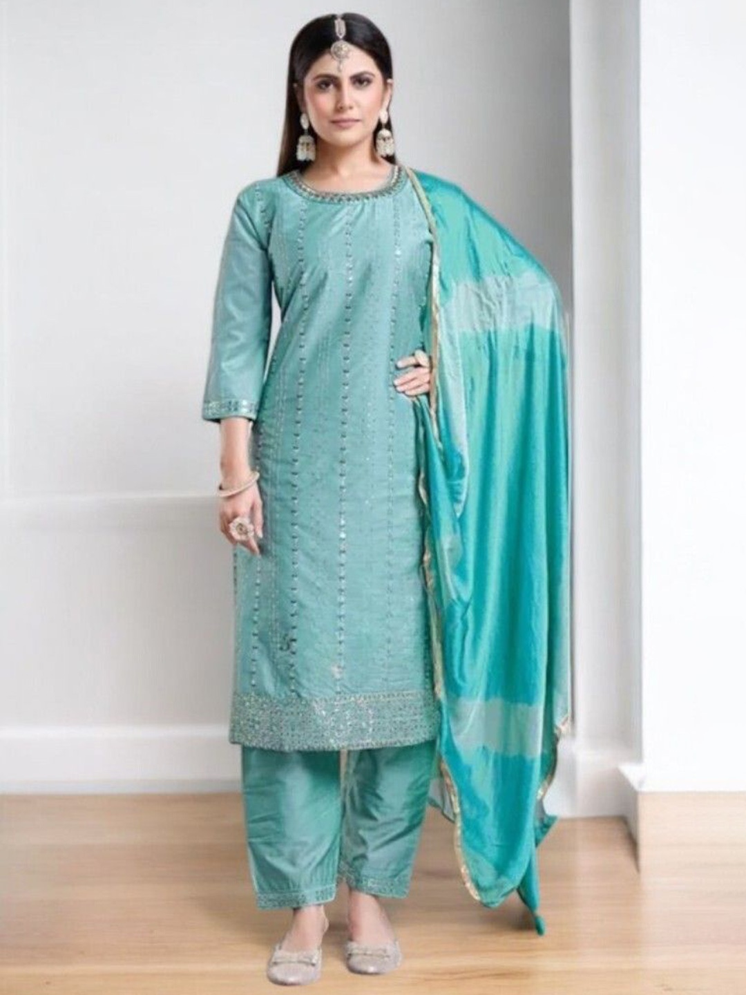 

REET MAHAL Floral Embroidered Round Neck Velvet Straight Kurta With Trouser And Dupatta, Blue