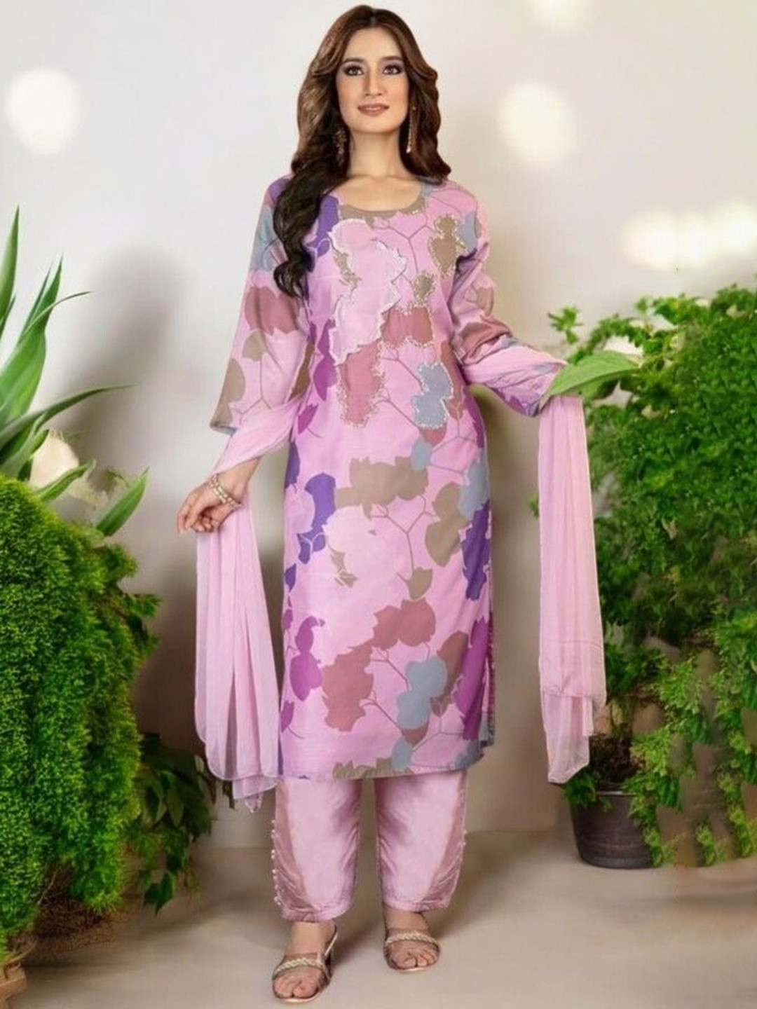 

REET MAHAL Floral Embroidered Round Neck Straight Kurta With Trouser & Dupatta, Purple