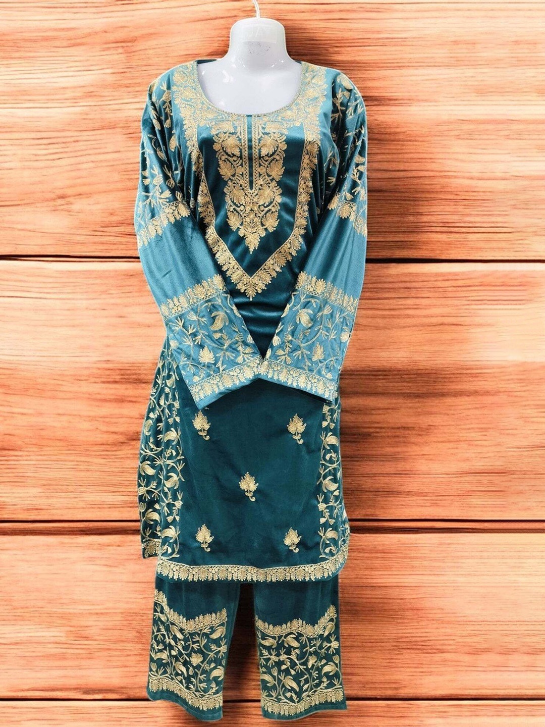 

REET MAHAL Floral Embroidered Round Neck Straight Kurta With Trouser, Turquoise blue