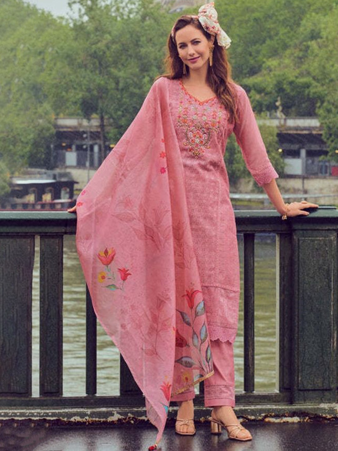

REET MAHAL Floral Embroidered Sweetheart Neck Straight Kurta With Trousers & Dupatta, Pink
