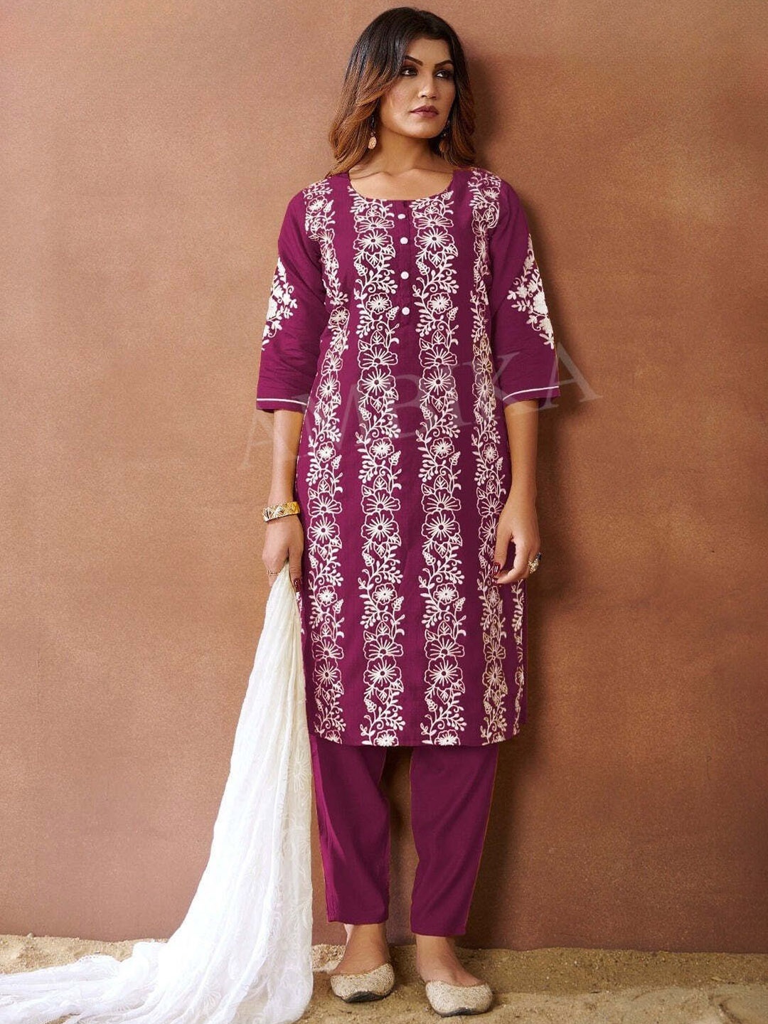 

REET MAHAL Floral Embroidered Round Neck Straight Kurta With Trouser & Dupatta, Purple