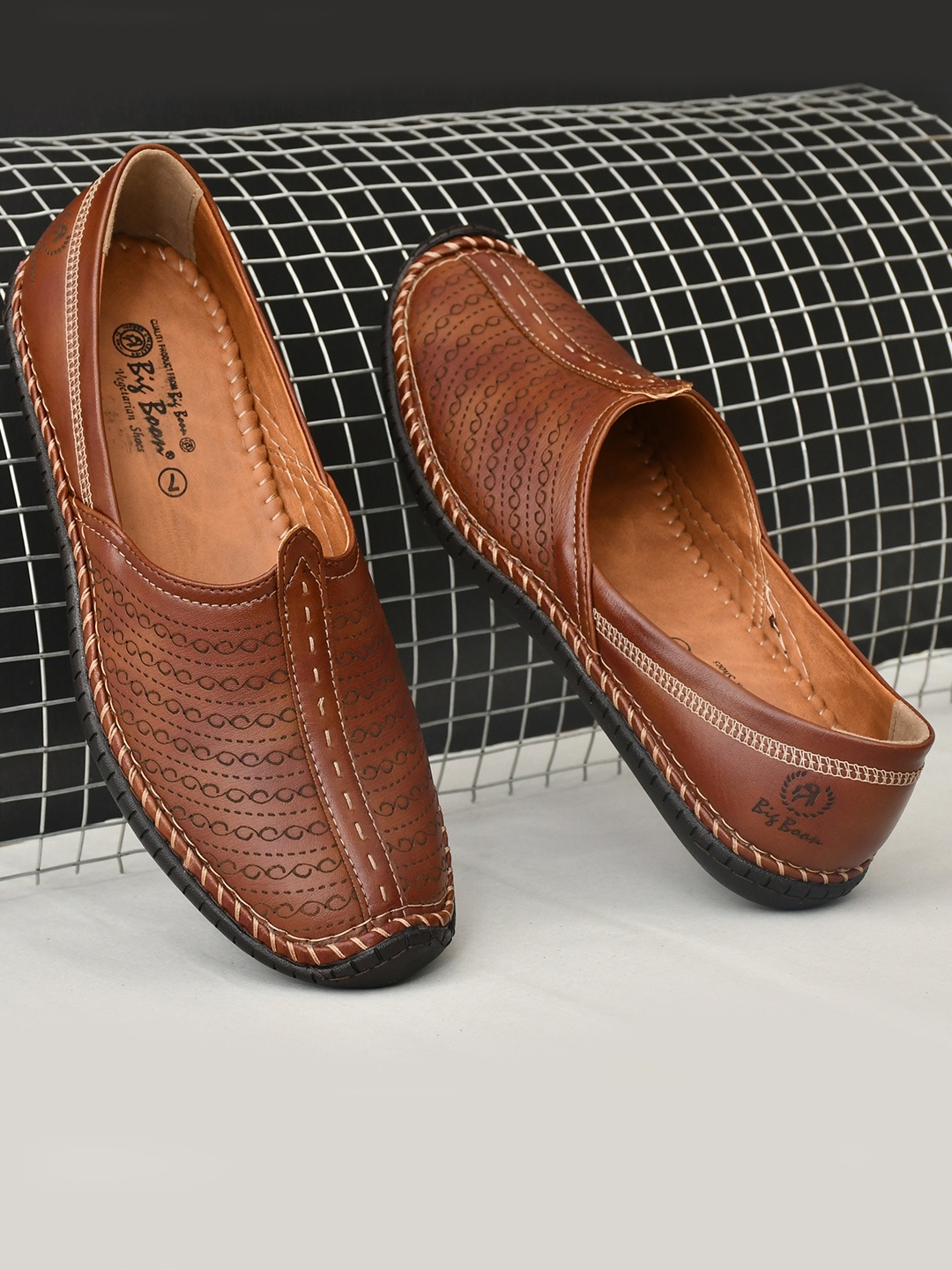 

Big Boon Men Textured Mojaris, Brown