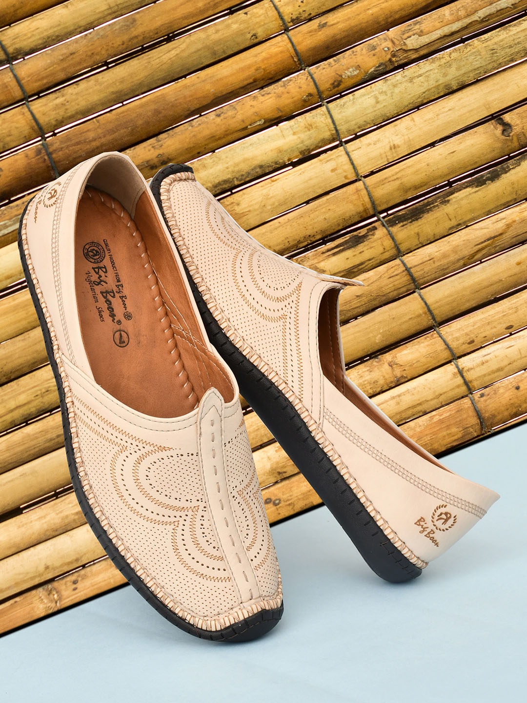 

Big Boon Men Textured Mojaris, Off white