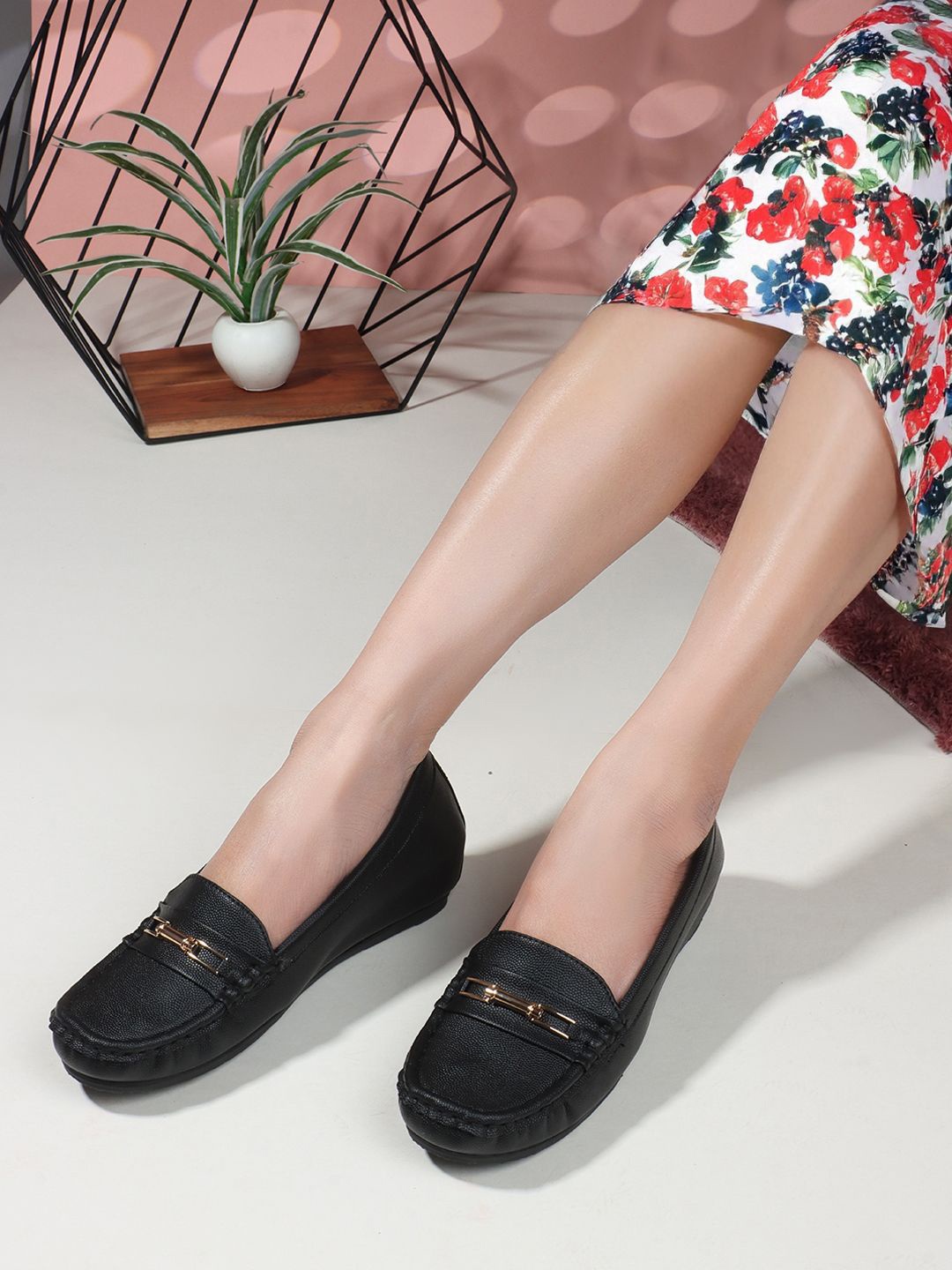 

Carlton London Women Textured Loafers, Black