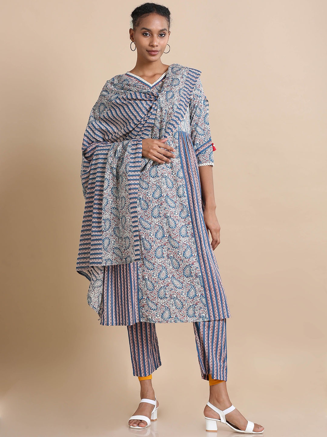 

Hassu's Women Floral Printed V-Neck Straight Kurta With Palazzos And Dupatta, Blue