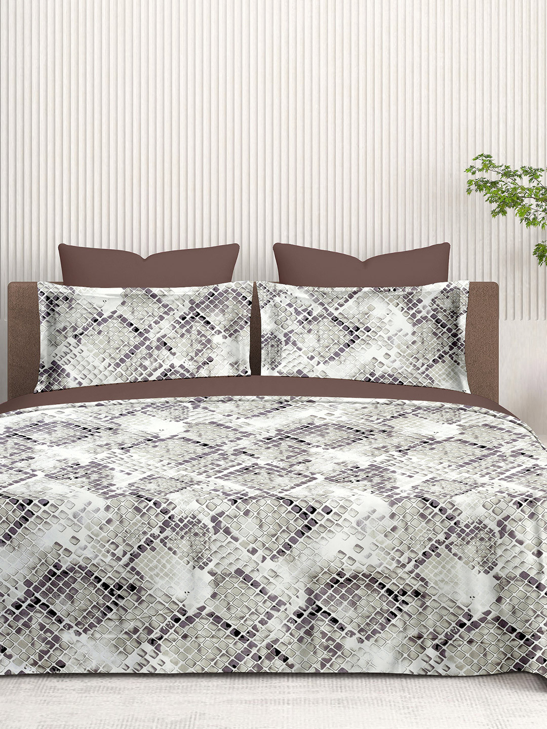 

Aura Beige & Green Ethnic Motifs 140 TC King Bedsheet with 2 Pillow Covers