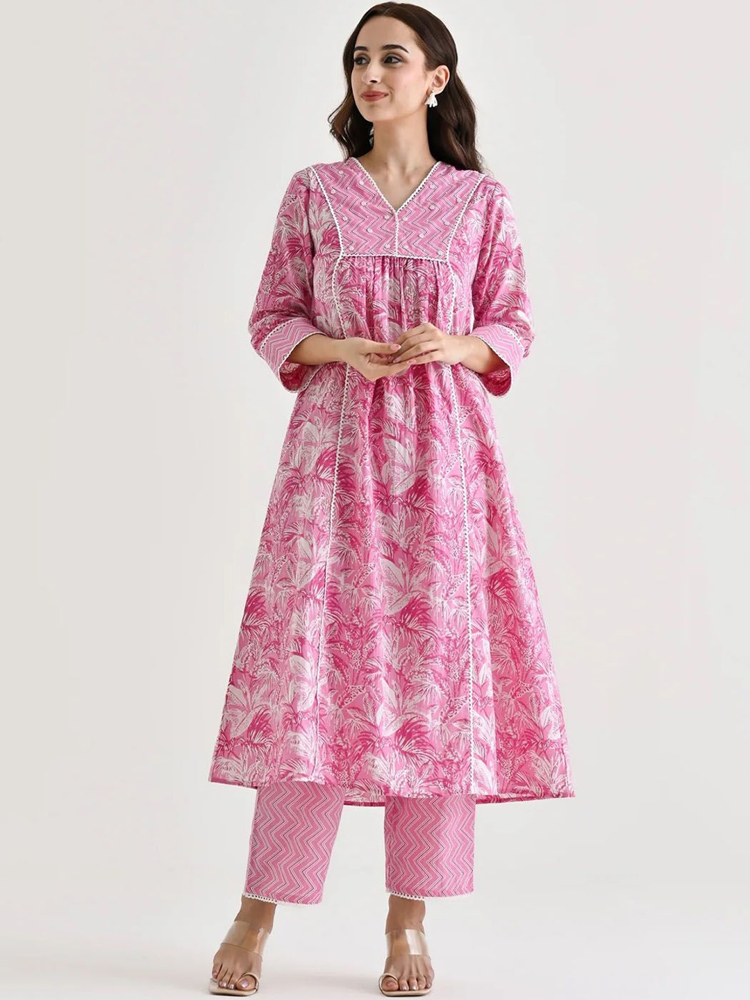 

BLACK SCISSOR Women Floral Printed Regular Kurta with Trousers & With Dupatta, Pink