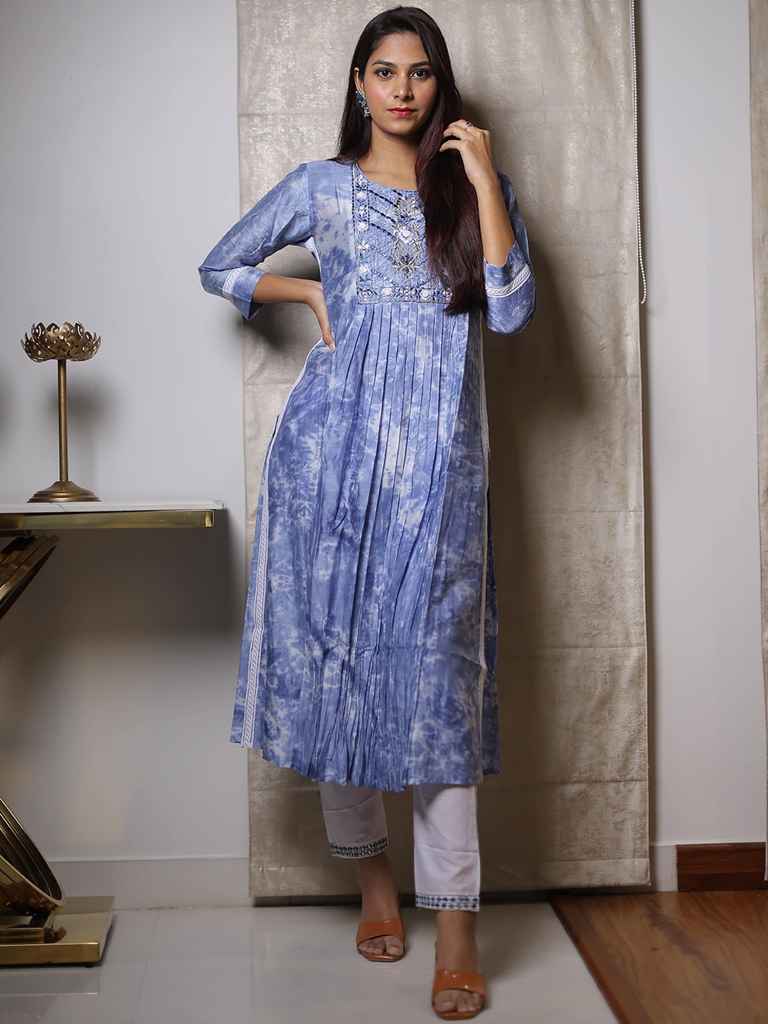 

Hassu's Women Floral Printed Regular Kurta with Trousers, Blue