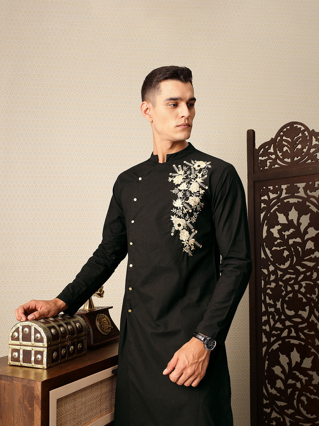 

House of Pataudi Floral Embroidered Pure Cotton Jashn Kurta with Trousers, Black