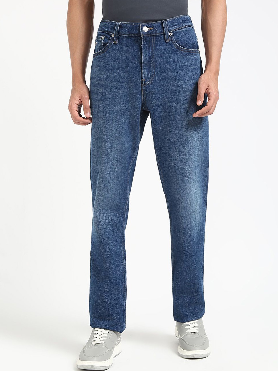 

Tommy Hilfiger Men Slim Fit Mildly Distressed Light Fade Stretchable Jeans, Blue