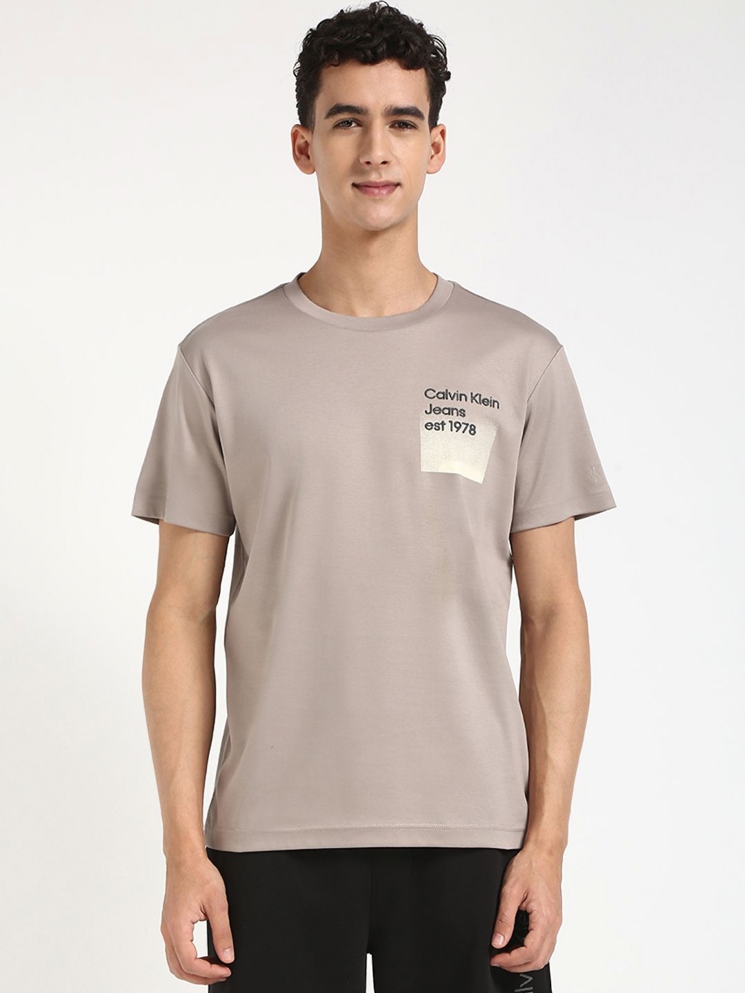 

Calvin Klein Jeans Men Applique T-shirt, Grey