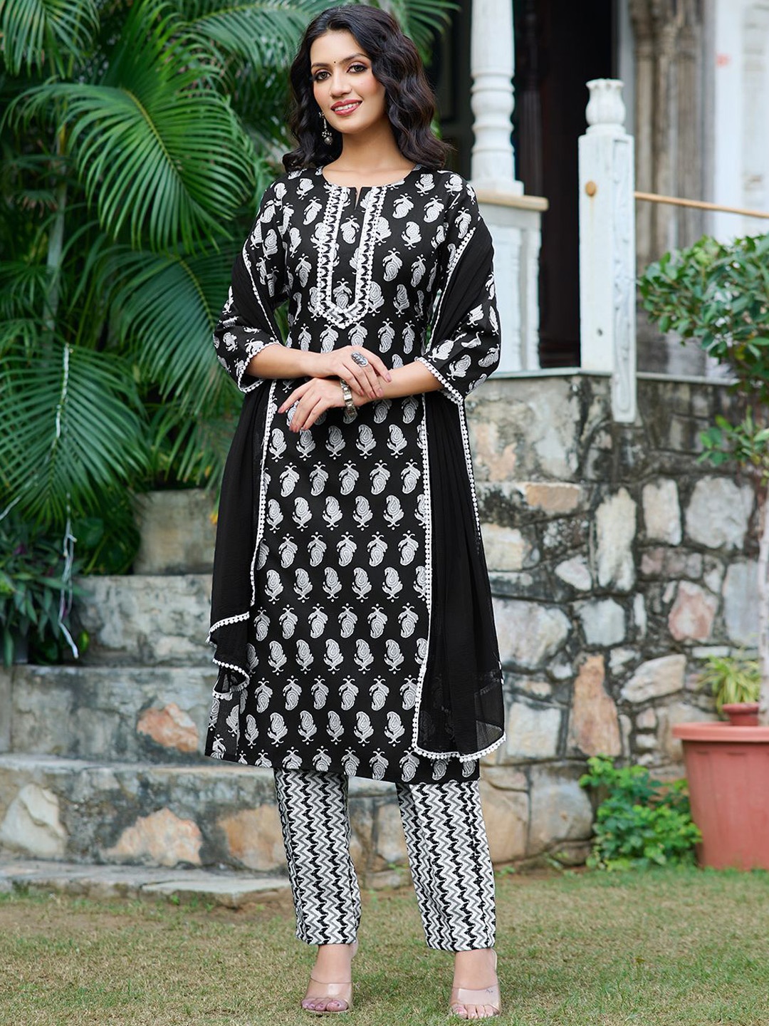 

VIBE VISION Women Paisley Printed Regular Kurta with Trousers & With Dupatta, Black