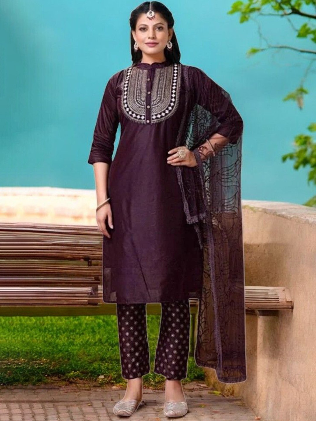 

REET MAHAL Geometric Yoke Design Mandarin Collar Straight Kurta With Trousers And Dupatta, Maroon