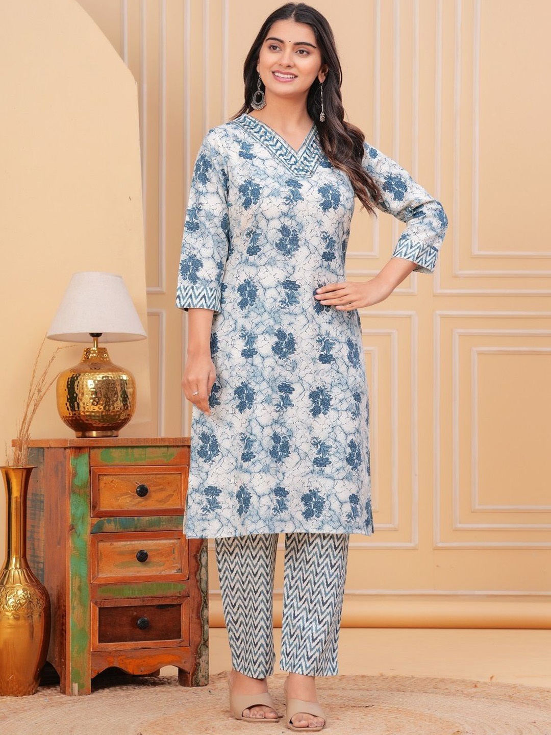 

KBZ Floral Printed V-Neck Pure Cotton Straight Kurta With Trousers, Blue