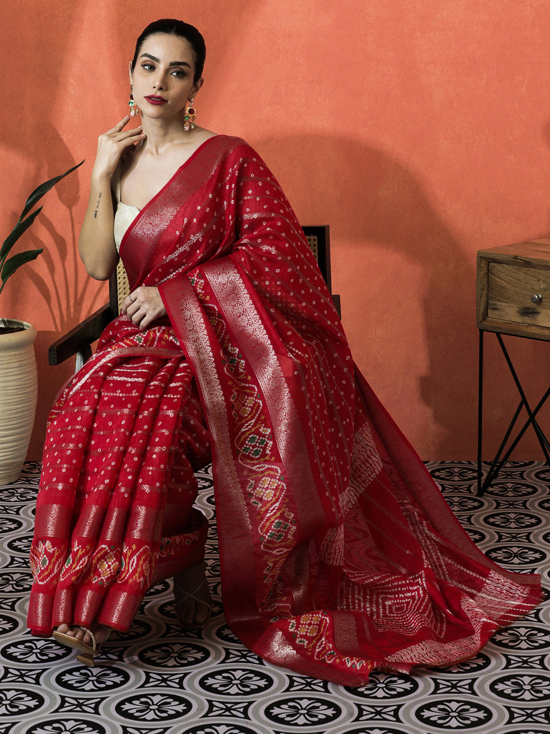 

Sangria Bandhani Printed Saree With Unstitched Blouse, Red