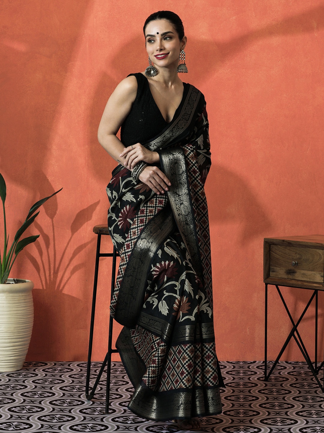 

Sangria Women Floral Printed Woven Design Zari Saree, Black