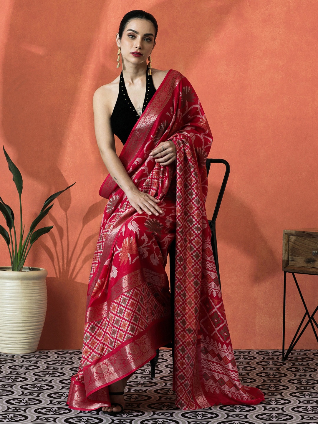 

Sangria Floral Printed Saree With Unstitched Blouse, Red