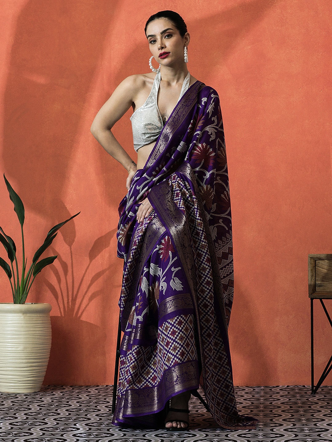 

Sangria Floral Printed Saree With Blouse Piece, Purple